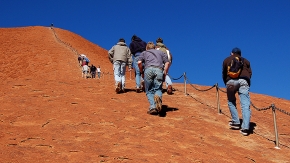 Australien_Leute klettern auf Ayers Rock_Foto Thomas Hartung